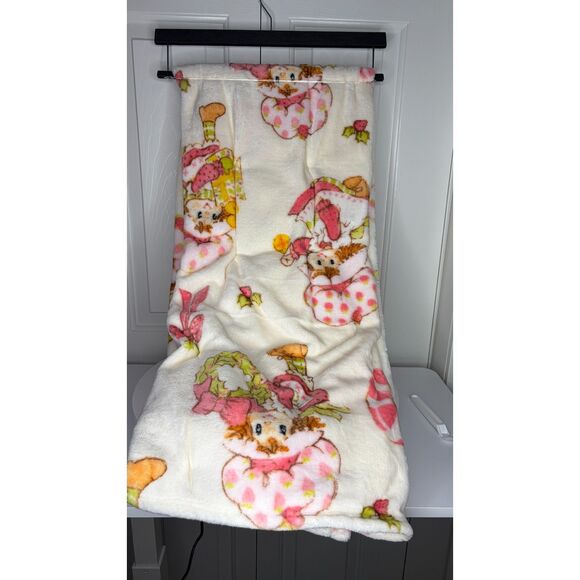 Strawberry Shortcake Plush Throw Blanket – Vintage Style Holiday Print 50”x60” - Picture 3 of 4